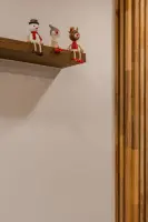 윤밀원, 원목 선반 위 귀여운 소품 디스플레이